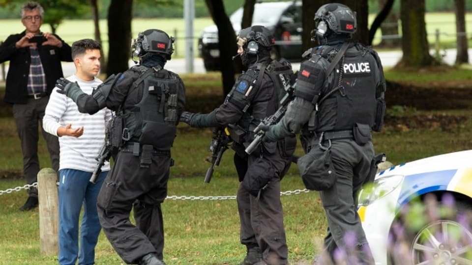 Spezialeinheiten der Polizei riegeln die Umgebund in Christchurch ab.