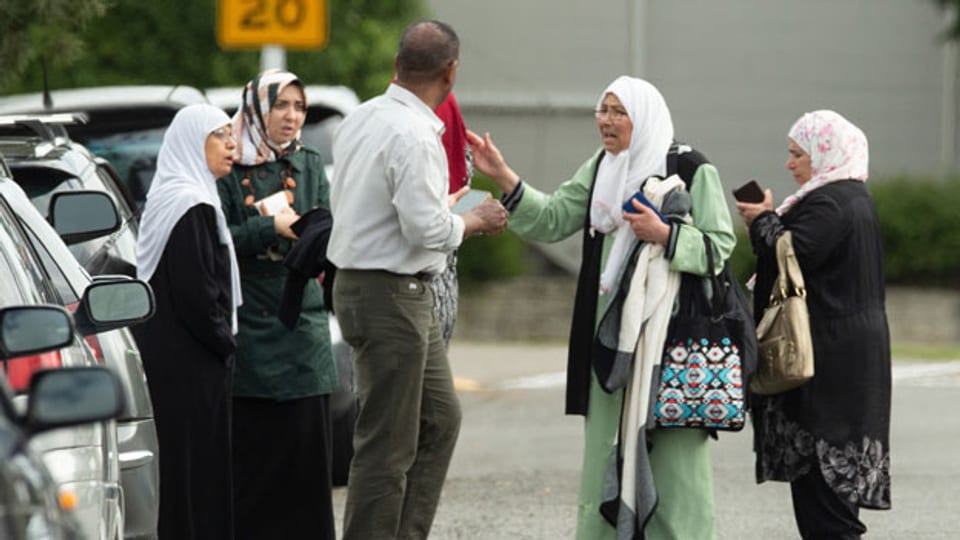 Geschockte Menschen vor der Masjid Al Noor-Moschee nach dem Anschlag Christchurch.