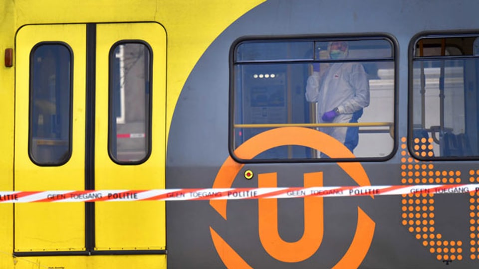 Die Polizei durchsucht das Innere der Strassenbahn nach einer Schiesserei in Utrecht (Niederlande).