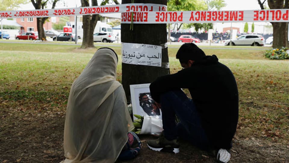 Menschen besuchen eine Gedenkstätte für die Opfer der Schiesserei vor der Moschee Masjid Al Noor in Christchurch, Neuseeland.