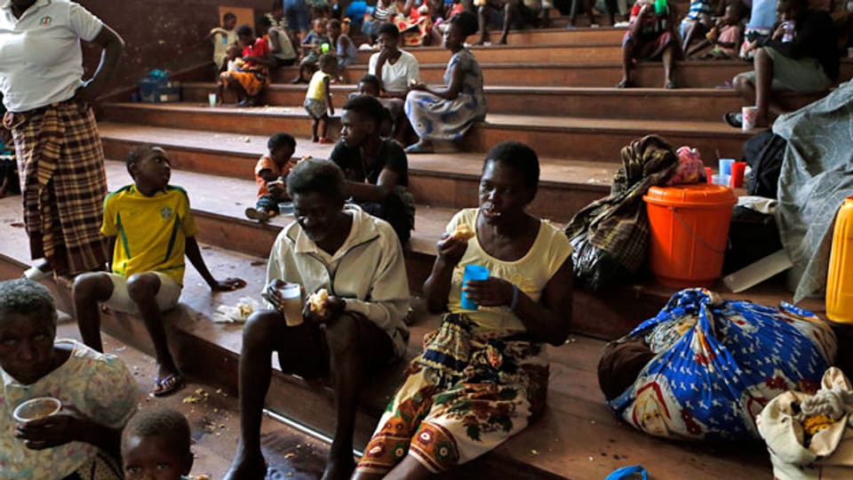 Familien, die in Mosambik nach dem Wirbelsturm Idai obdachlos geworden sind bekommen in einer Kirche zu essen.