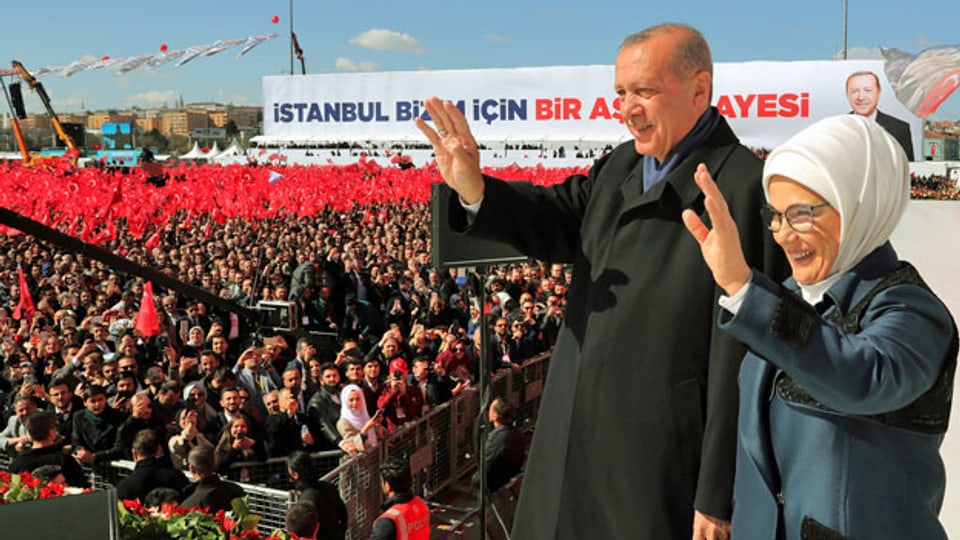Der türkische Präsident Recep Tayyip Erdogan und seine Frau Emine Erdogan an einer Wahlkampfveranstaltung in Istambul.