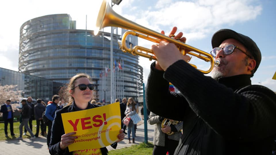 Demonstranten vor dem EU-Parlament in Strassburg für eine Änderung der EU-Urheberrechtsreformen.