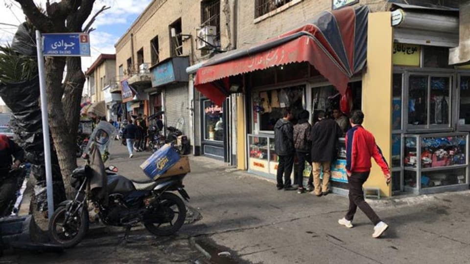 Die Krise ist auch an dieser Strasse im Süden Teherans angekommen. Der Umsatz ist eingebrochen, den Leuten fehlt das Geld. Manche Händler fragen sich, ob sie ihre Geschäfte bald schliessen müssen.