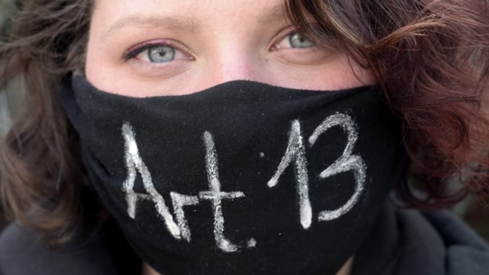 Eine Demonstrantin in Leipzig trägt einen Mundschutz als Protest gegen das neue EU-Urheberrecht.