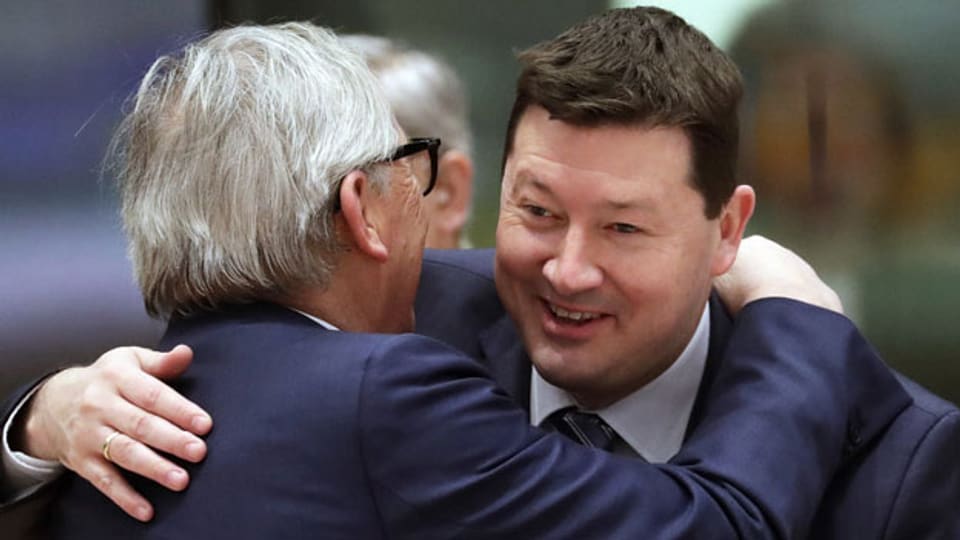 Generalsekretär der EU-Kommission Martin Selmayr (rechts), begrüsst EU-Präsident Jean-Claude Juncker.