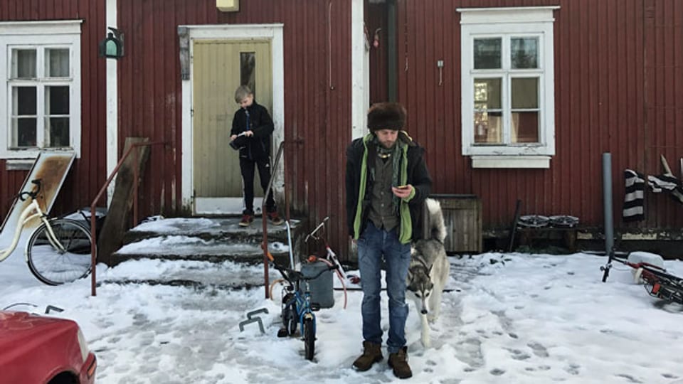 Juha Järvinen mit einem seiner Söhne. Er hat während zweier Jahre ein Grundeinkommen erhalten. Die finnische Regierung hat eine erste Bilanz des Versuches gezogen.