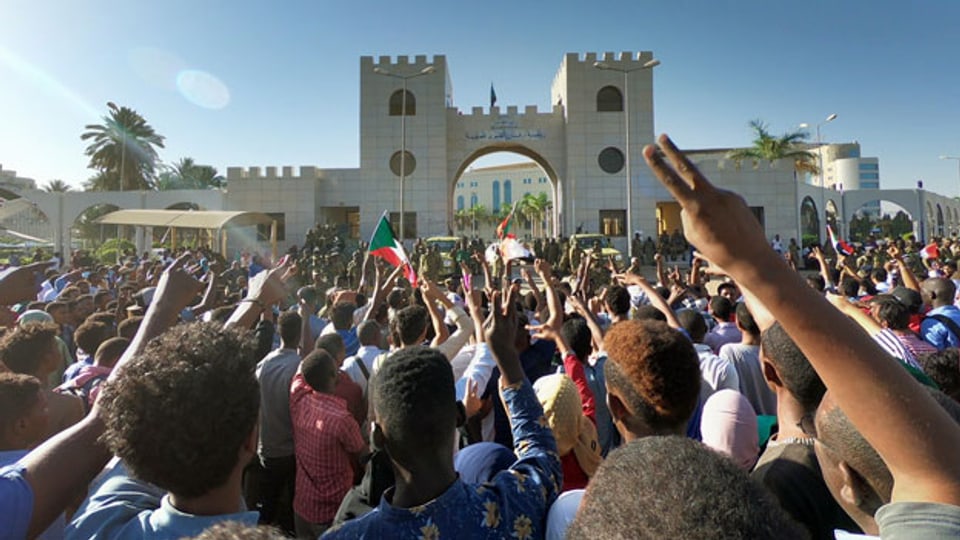 Demonstranten fordern in Hauptquartier in der sudanesischen Hauptstadt Khartum den Rücktritt des Präsidenten Omar al-Bashir.