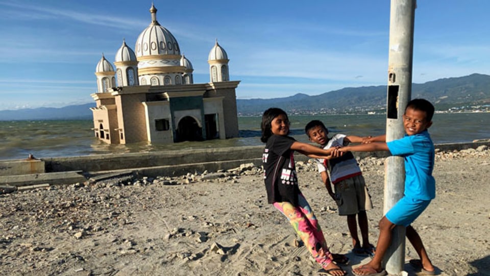 Spielende Kinder in Donggala ein halbes Jahr nach dem verheerenden Tsunami.