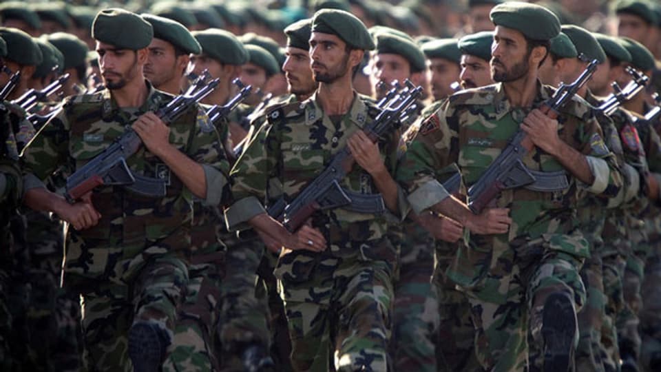 Mitglieder der Revolutionsgarden während einer Militärparade in Teheran. Archivbild.