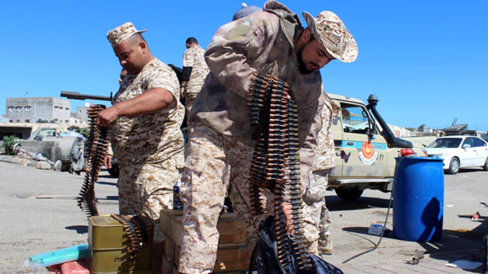 Milizen bereiten ihre Waffen und Munition vor, um die Hauptstadt in Tripolis zu verteidigen.
