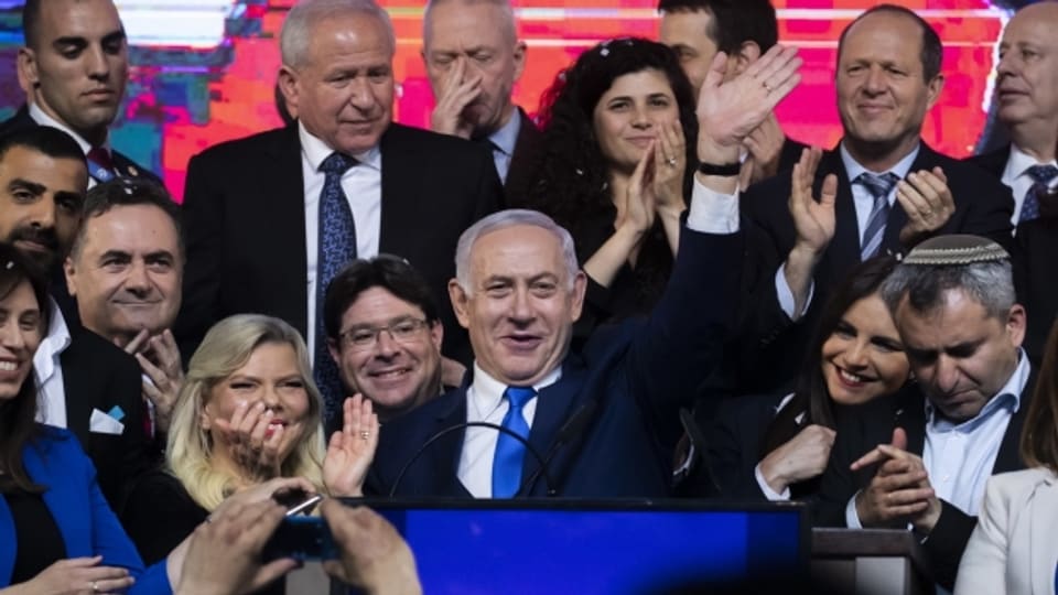 Israels Premierminister Benjamin Netanjahu mit Likud-Abgeordneten bei seiner Siegesrede.