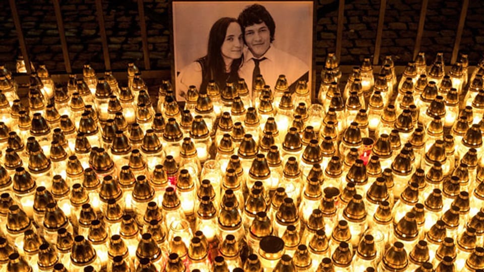 Kerzen zum Gedenken an die ermordeten Jan Kuciak und Martina Kusnirova in Velka Maca in der Nähe von Bratislava.