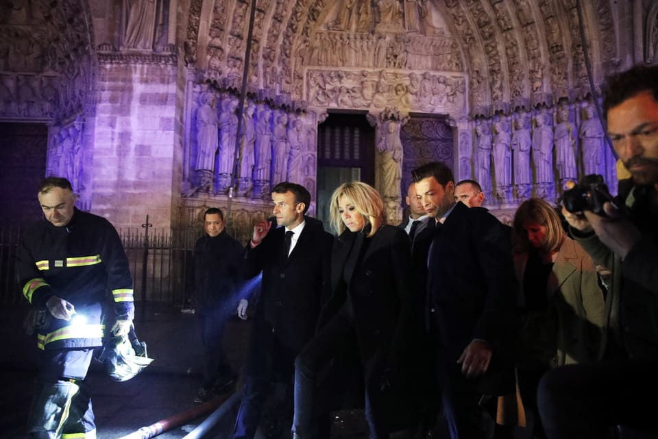 Präsident Macron vor der ausgebrannten Kathedrale