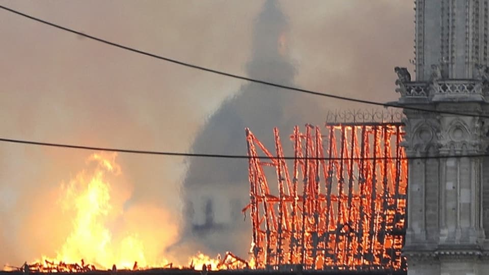 Die brennende Kathedrale Notre Dame am Montag abend.