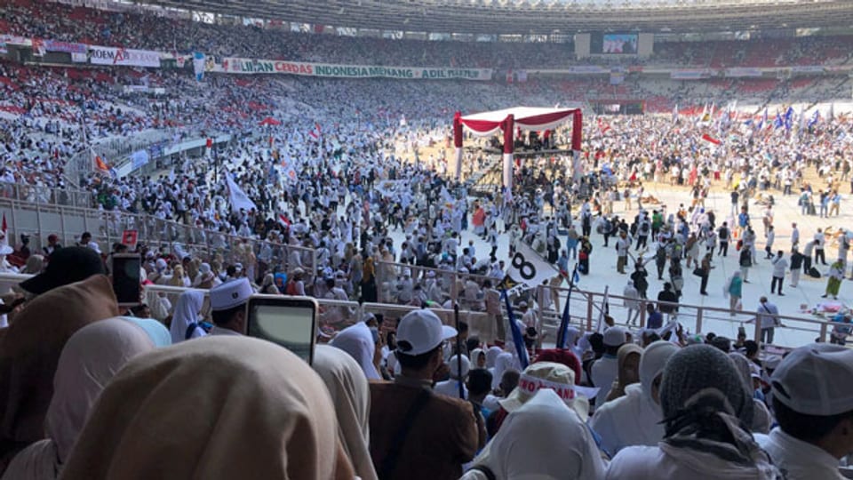 Der Wiederhall von Zehntausenden von Stimmen erfüllt das grösste Stadion in Jakarta wenige Tage vor den Wahlen.