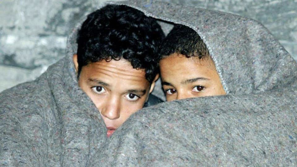 In Spanien gestrandet und von der Guardia Civil angehalten: zwei jugendliche Migranten, die sich ohne erwachsene Begleitung auf die Suche nach einem besseren Leben in Europa gemacht haben. Die Zahl der minderjährigen Marokkaner hat sich im letzten Jahr verdoppelt.