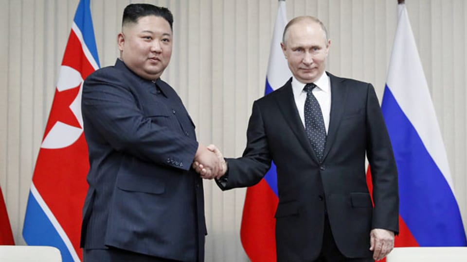 Der russische Präsident Wladimir Putin schüttelt dem nordkoreanischen Staatschef Kim Jong-un beim Treffen an der Far East Federal University auf der Russky Island in Wladiwostok.