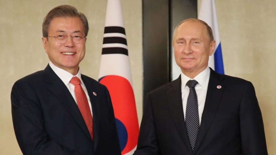 Südkoreas Präsident Moon Jae-in und Russlands Präsident Wladimir Putin haben sich schon getroffen. Gibt es bald ein Treffen zu dritt - mit dem nordkoreanischen Machthaber?