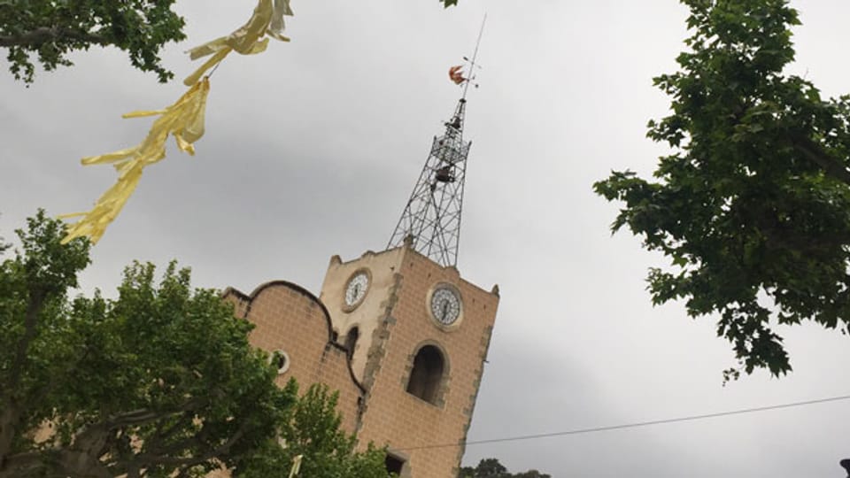 In Arenys de Munt weht selbst auf der Spitze des Kirchturms eine Katalonien-Flagge.