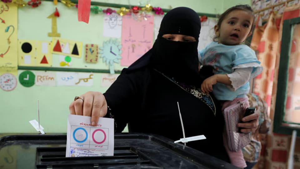 Eine Frau in einem Wahllokal in Kairo am 20. April 2019.
