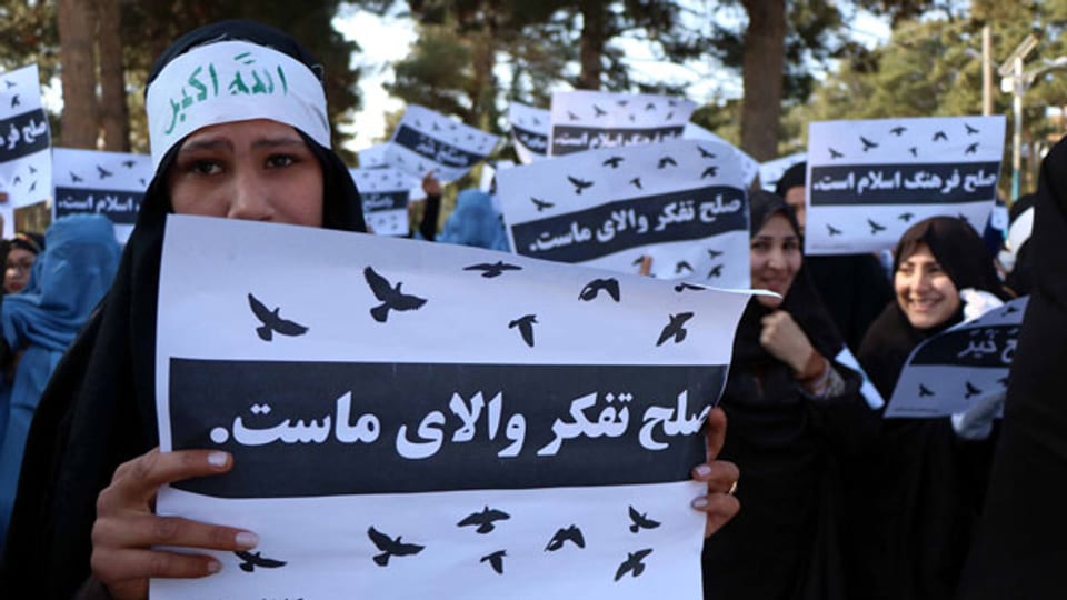 Afghanische Frauen demonstrieren für Frieden in Afghanistan.