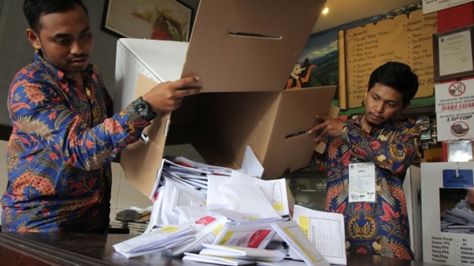 Indonesische Wahlhelfer zählen Stimmen in Surabaya.