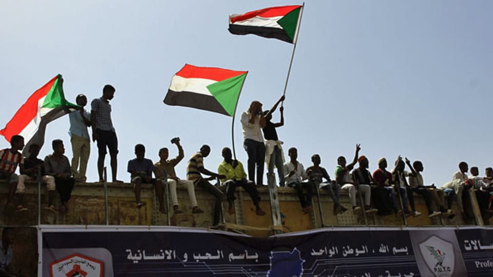 Demonstration in Khartoum mit einer sudanesischen Nationalflagge.