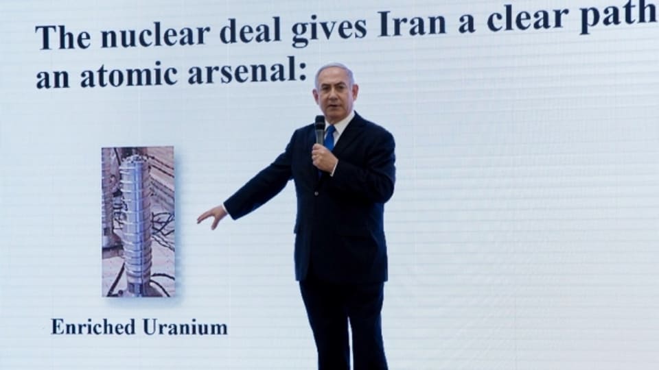 Der israelische Premierminister Benjamin Netanjahu zeigte im letzten Jahr an einer Pressekonferenz Informationen über ein angebliches iranisches Atomwaffenprogramm.