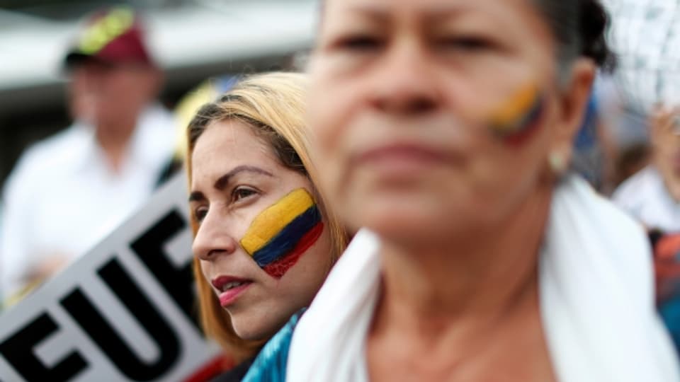 Tausende demonstrieren für einen Machtwechsel in Venezuela.