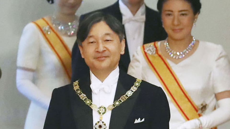 Der neue japanische Kaiser Naruhito. Im Hintergrund ist die Kronprinzession Masako.