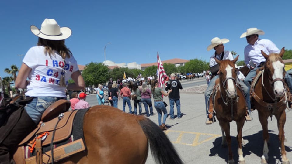 Rund 200 «Cowboys for Trump» reiten in Las Cruces zum Protest gegen die Migranten auf.
