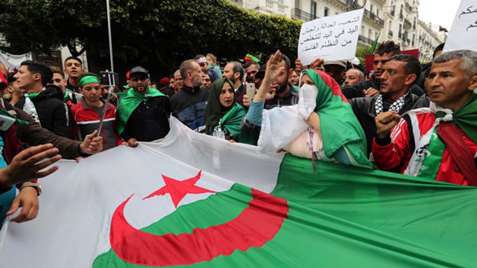 Algerier protestieren für den Abzug des algerischen Regimes in Algier am 3. Mai 2019.