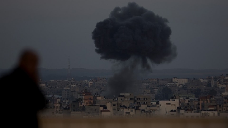 Laut israelischen Angaben wurden seit Freitag mehr als 450 Raketen auf Israel abgefeuert, die Armee attackierte ihrerseits 220 Ziele im Gazastreifen. Die Zahl der Toten stieg am Sonntag auf beiden Seiten. Und nun zeichnet sich nach den schweren Angriffen vom Wochenende etwas Entspannung ab.
