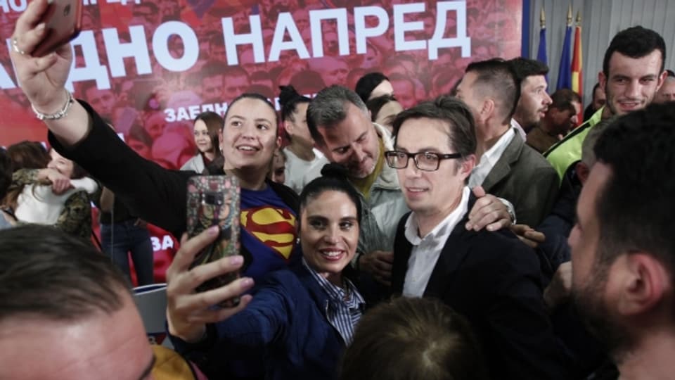 In Skopje feiert Stevo Pendarovski mit Unterstützern seinen Sieg der Präsidentschaftswahl.