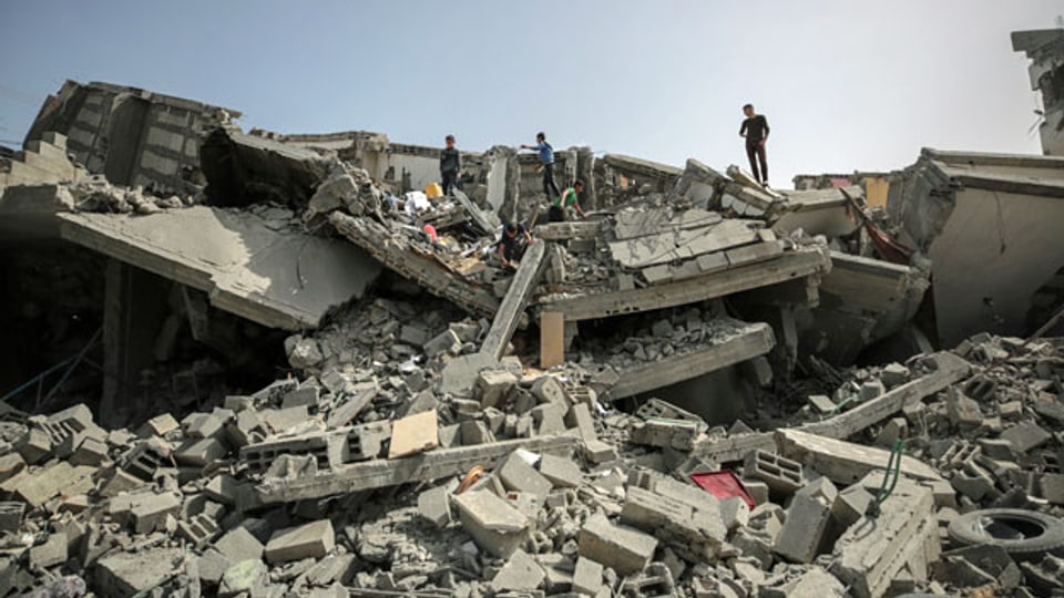 Trümmer eines zerstörten Hauses, das bei israelischen Luftangriffen in Gaza am beschädigt wurde.