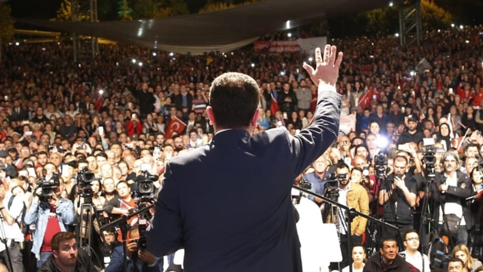 Der neue Bürgermeister zeigte sich am späten Abend vor tausenden Anhängern kämpferisch, sprach von einem hinterhältigen Manöver. Die Wahlhelfer seien dieselben gewesen wie vor einem Jahr bei den nationalen Wahlen, bei denen Erdogan als Staatspräsident mit weitreichenden Machtbefugnissen bestätigt wurde.  Damals habe sich niemand daran gestört. In verschiedenen Stadtvierteln schlugen Anhänger Imamoglus auf Töpfe und Pfannen, um so gegen die Annullierung der Wahl in Istanbul zu protestieren.