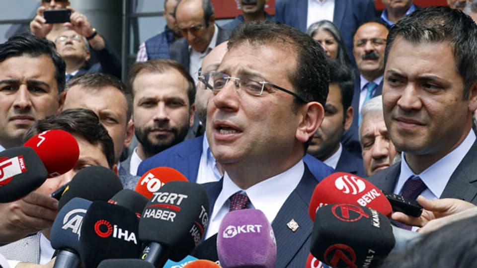 Ekrem Imamoglu, der Oppositionskandidat der Kemalisten hat bei den Kommunalwahlen in Istanbul knapp gewonnen. Nun wird die Wahl in Frage gestellt.