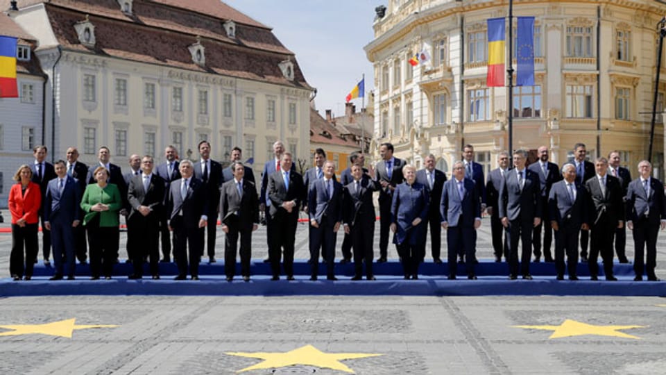 Die EU-Staats- und -Regierungschefs posieren für ein Gruppenfoto am EU-Gipfel in Sibiu, Rumänien.