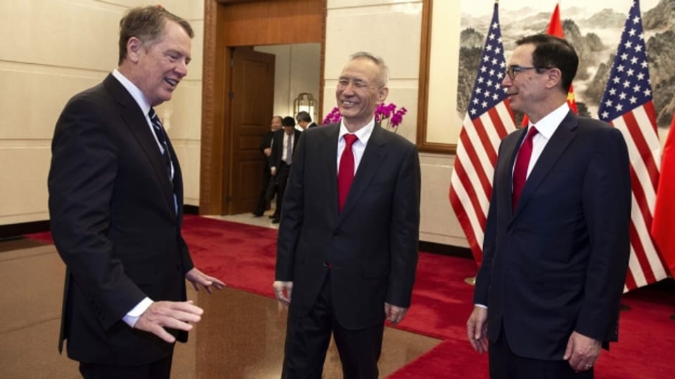 Gespräche gehen weiter: Der US-Handelsbeauftragte Robert Lighthizer (links) bei einem Treffen mit Chinas Vize-Premier Liu He und US-Finanzminister Steven Mnuchin in Peking Ende März.