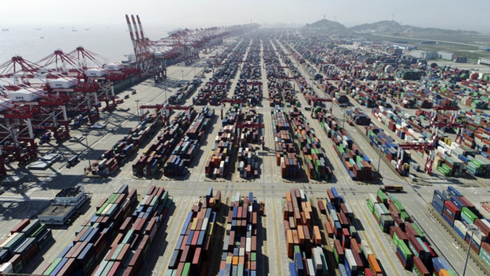Containerdock im Hafen von Yangshan in Shanghai, Ostchina.