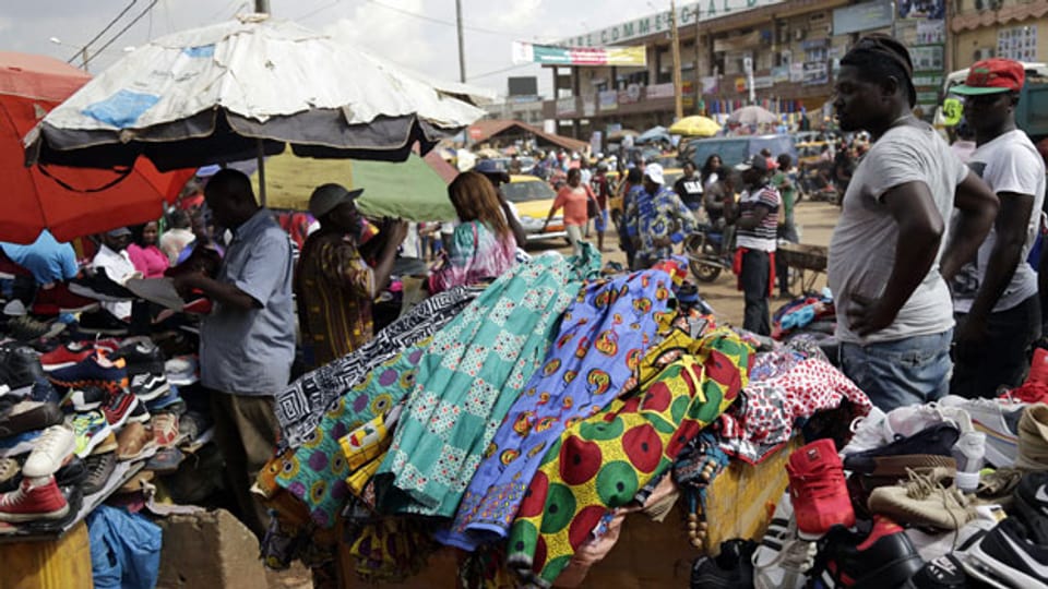 Kleider-Markt in Yaounde, Kamerun.
