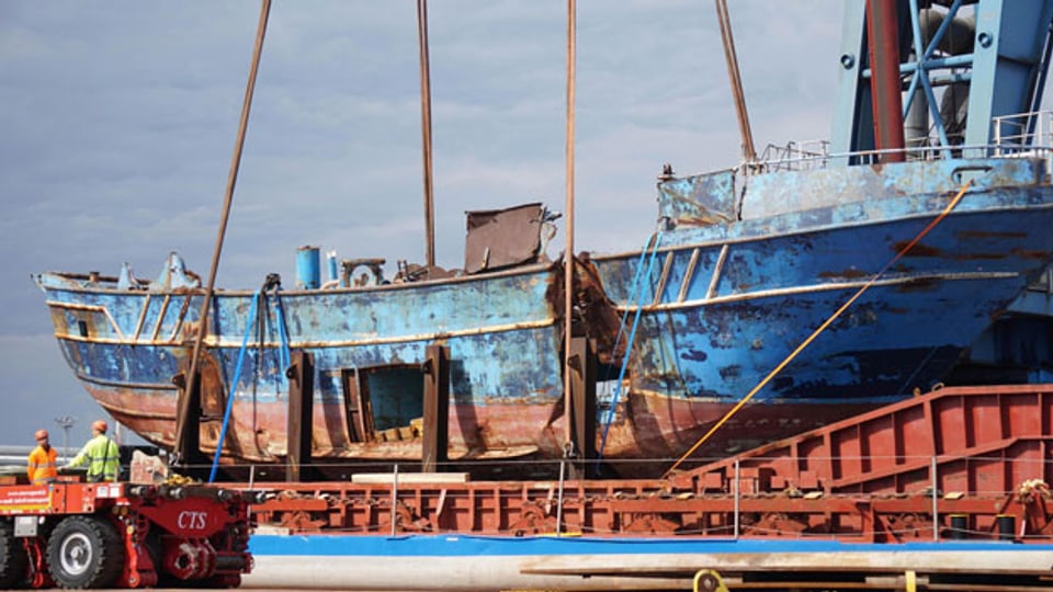 Das Fischerboot, das mit 800 Flüchtlingen an Bord in Italien am 18.4.2015 gesunken ist.