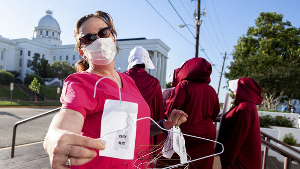 Eine Frau demonstriert in Alabama gegen die Abschaffung des Abtreibungsrechts.