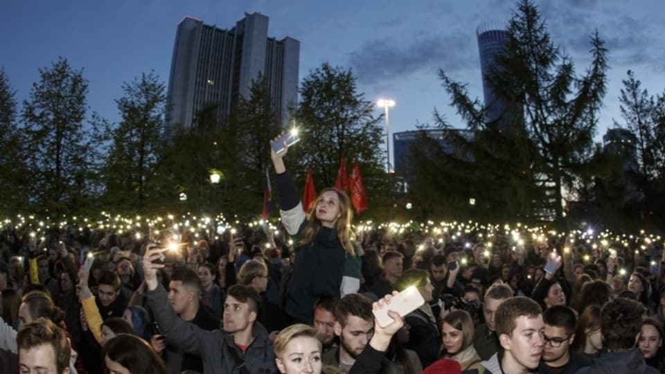 Protest mit Handy-Taschenlampen gegen den Bau einer russisch-orthodoxen Kirche in Jekaterinburg..
