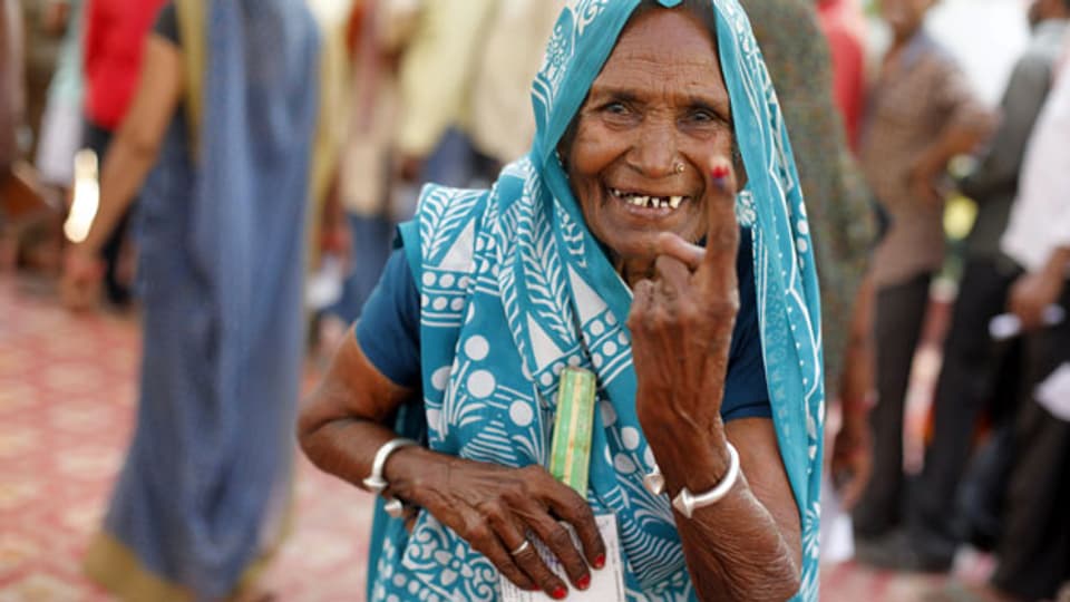 Eine Frau zeigt vor einem Wahllokal in Kachanar, Indien, ihren Finger mit einem unauslöschlichen Tintenfleck. Der Anteil der wählenden Frauen war so gross wie noch nie.