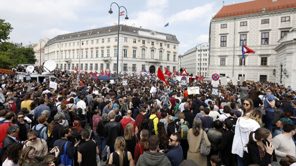 Leute demonstrieren vor dem Bundeskanzleramt in Wien, Österreich, am 18. Mai 2019.