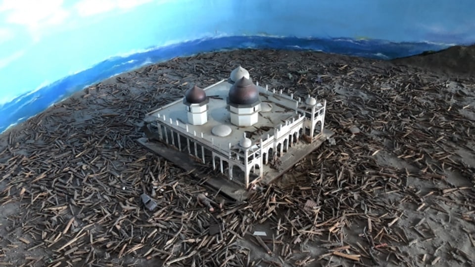 Der Tsunami verwüstete alles ausser diese Moschee.