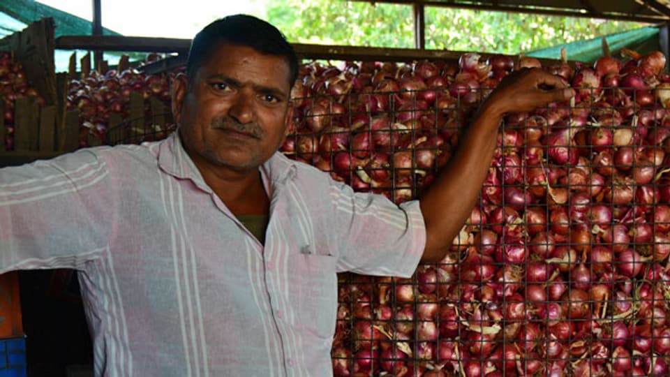 Sanjay Sathe lagert Zwiebeln, weil er hofft, nächsten Monat einen besseren Preis für sie auf dem Markt zu ergattern.
