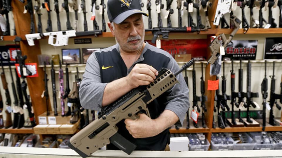 Ein Waffenverkäufer in New Castle, Pennsylvania, präsentiert sein Sortiment.